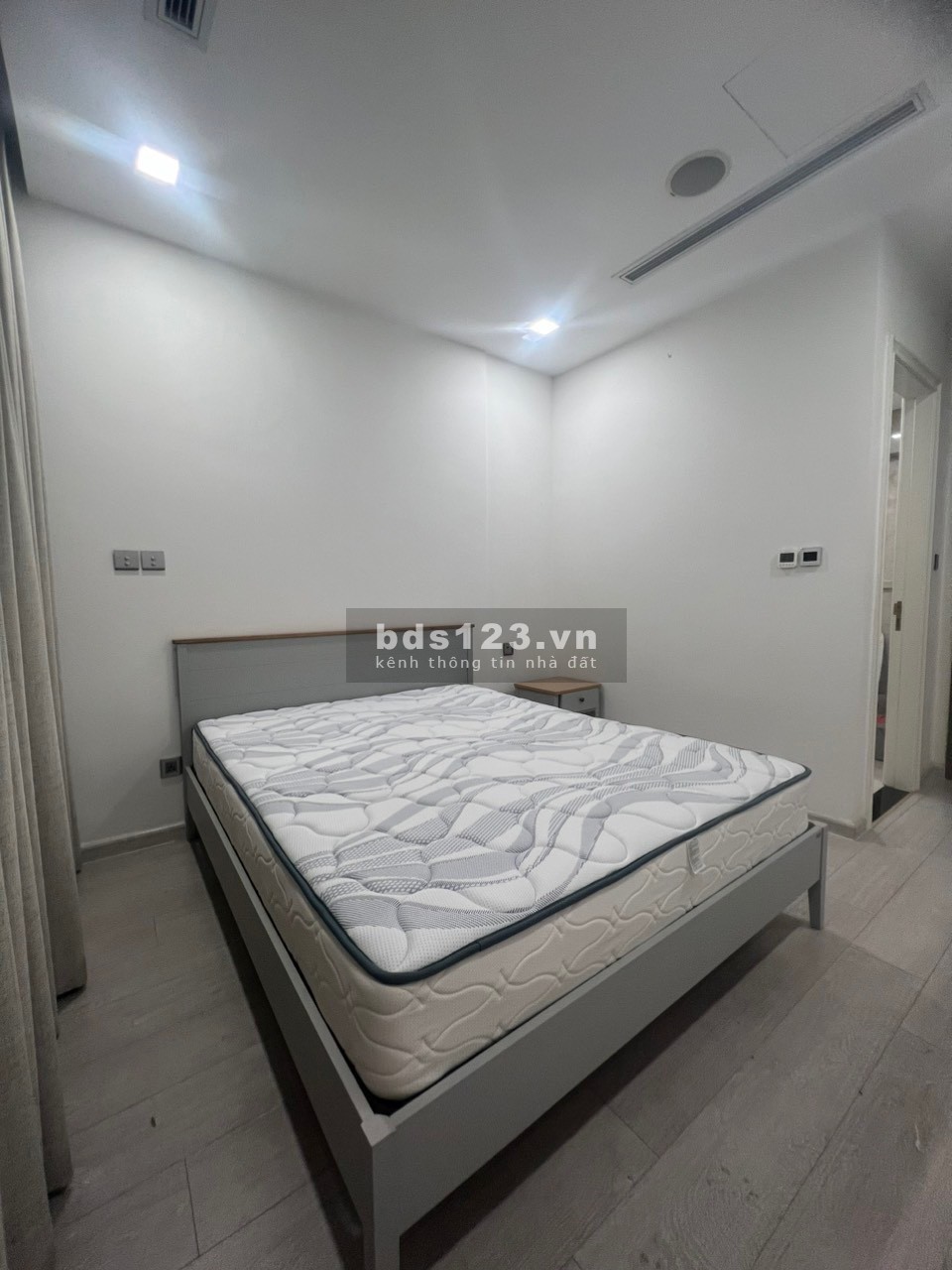 Ngộp Bank cần bán nhanh căn 2PN 78m2 Vinhomes Golden River Bason Quận 1 giá 7 tỷ