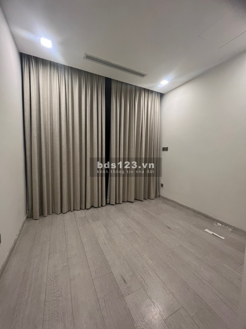 Ngộp Bank cần bán nhanh căn 2PN 78m2 Vinhomes Golden River Bason Quận 1 giá 7 tỷ
