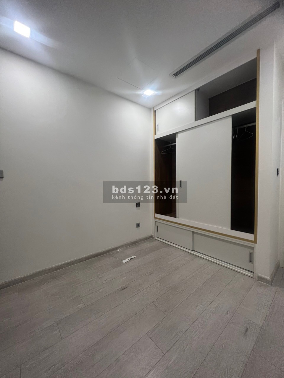Ngộp Bank cần bán nhanh căn 2PN 78m2 Vinhomes Golden River Bason Quận 1 giá 7 tỷ