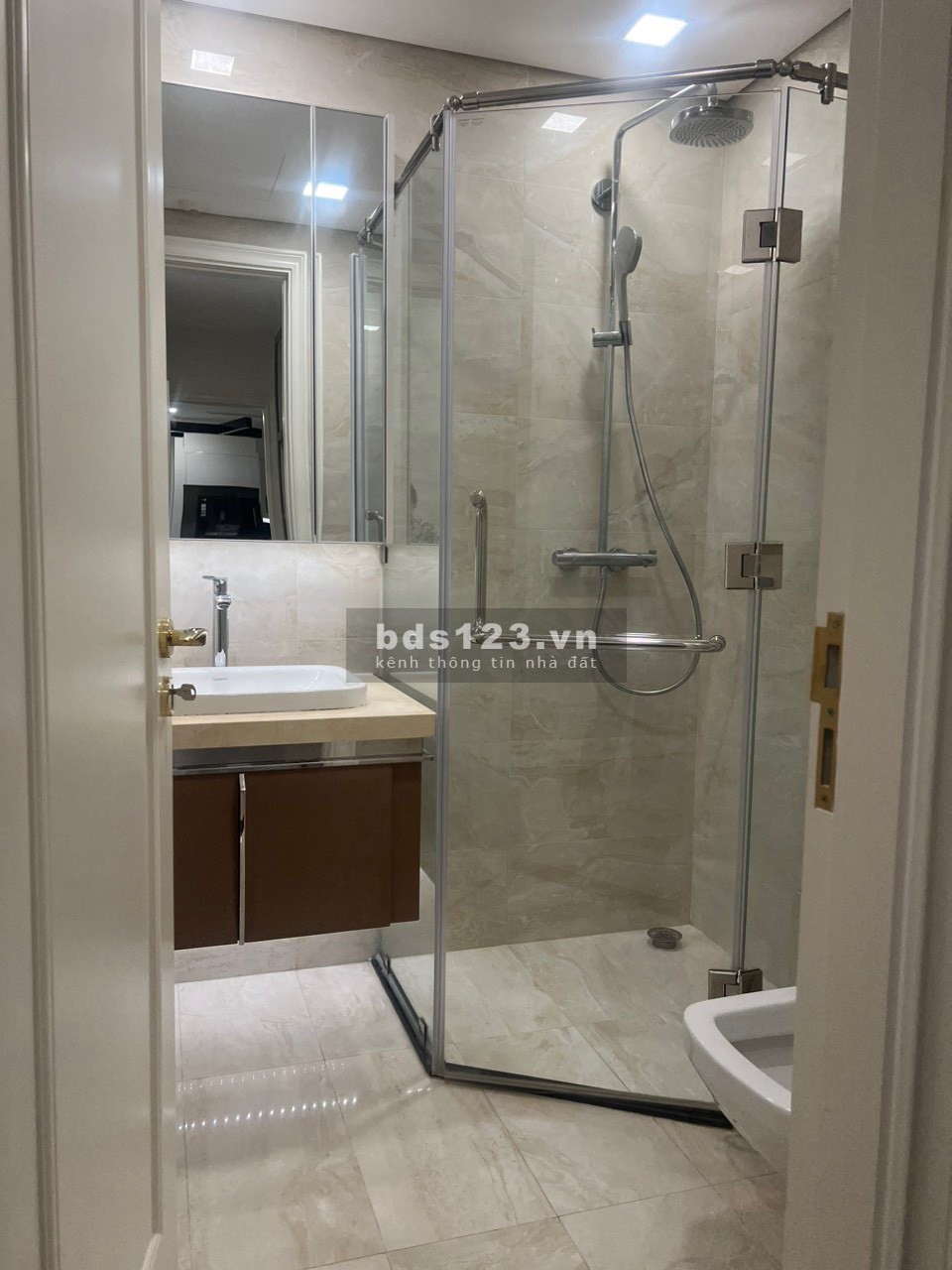 Ngộp Bank cần bán nhanh căn 2PN 78m2 Vinhomes Golden River Bason Quận 1 giá 7 tỷ