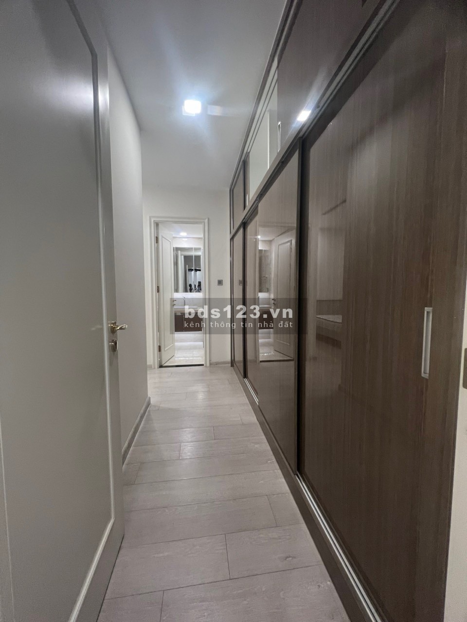 Ngộp Bank cần bán nhanh căn 2PN 78m2 Vinhomes Golden River Bason Quận 1 giá 7 tỷ
