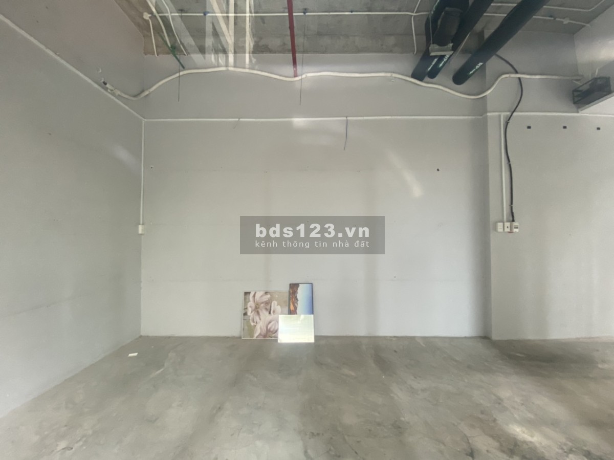 Shophouse 26m2 hoàn thiện cơ bản trục đường chính 18 triệu/tháng