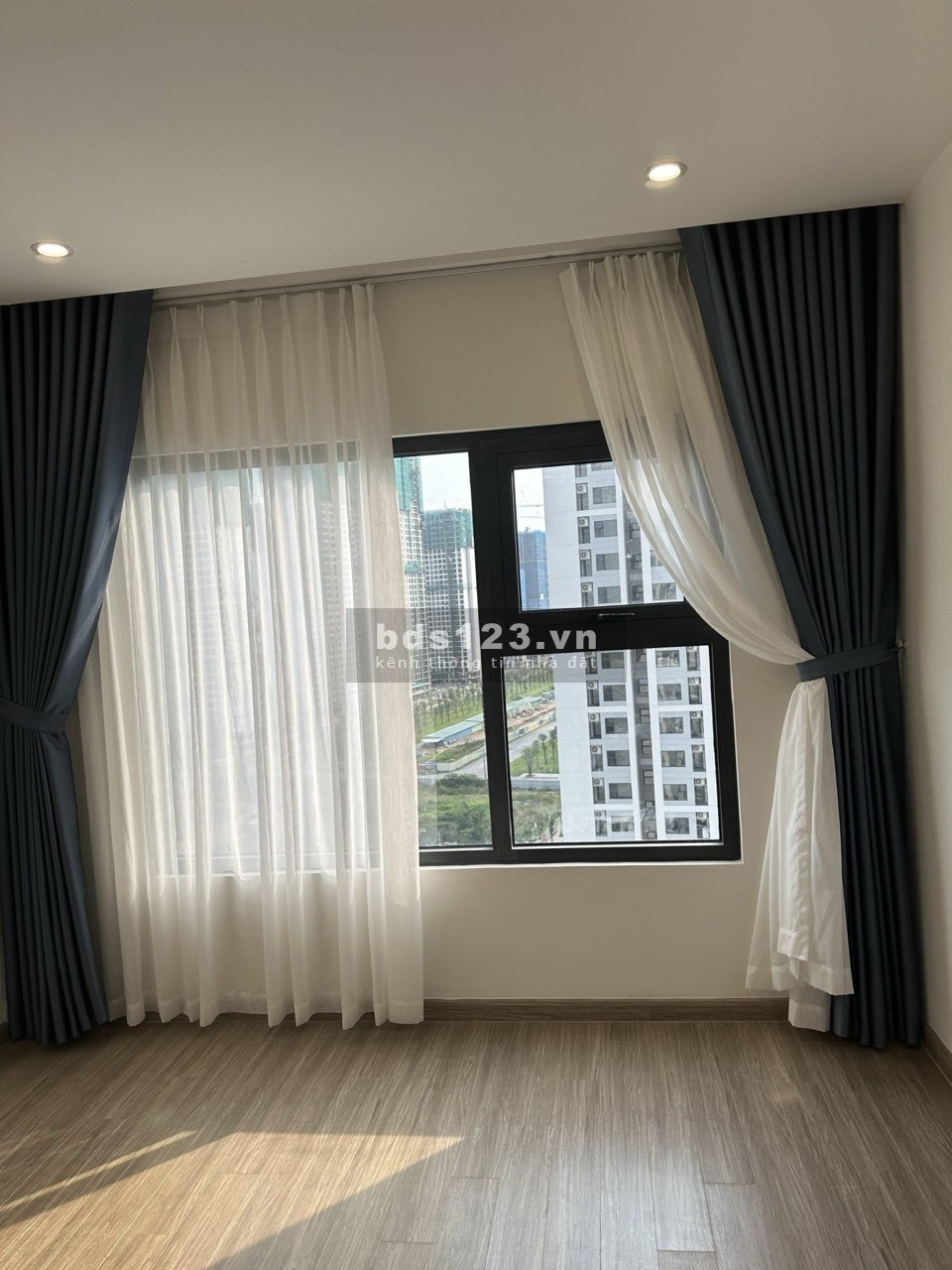 Cho thuê căn 3PN Vinhomes QUận 9 Bếp rèm+ nệm chỉ 8,5 triệu/ tháng