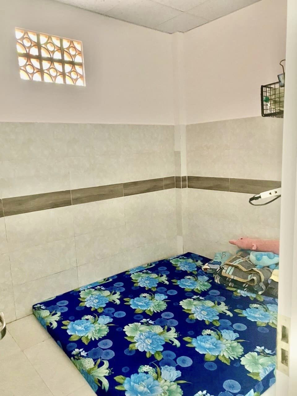 Bán nhà 2 tầng hẻm Honf Chồng Vĩnh PhướcVị trí: cách biển phạm văn đồng tầm 400m cách đường ô tô