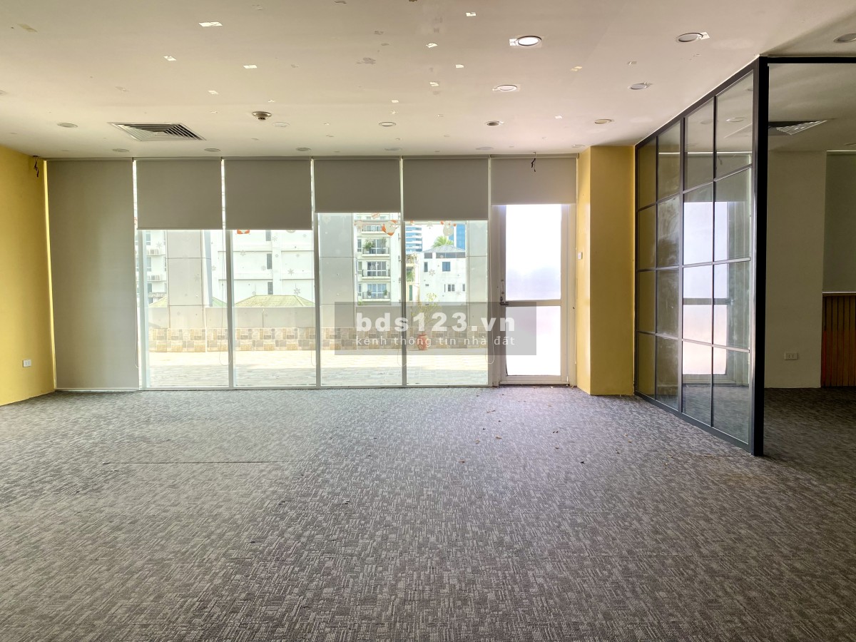 Cho thuê Vp view đẹp DT 120m2, 150m2 tại mặt phố Trần Quốc Toản, Hoàn Kếm, HN. T1/2024.
