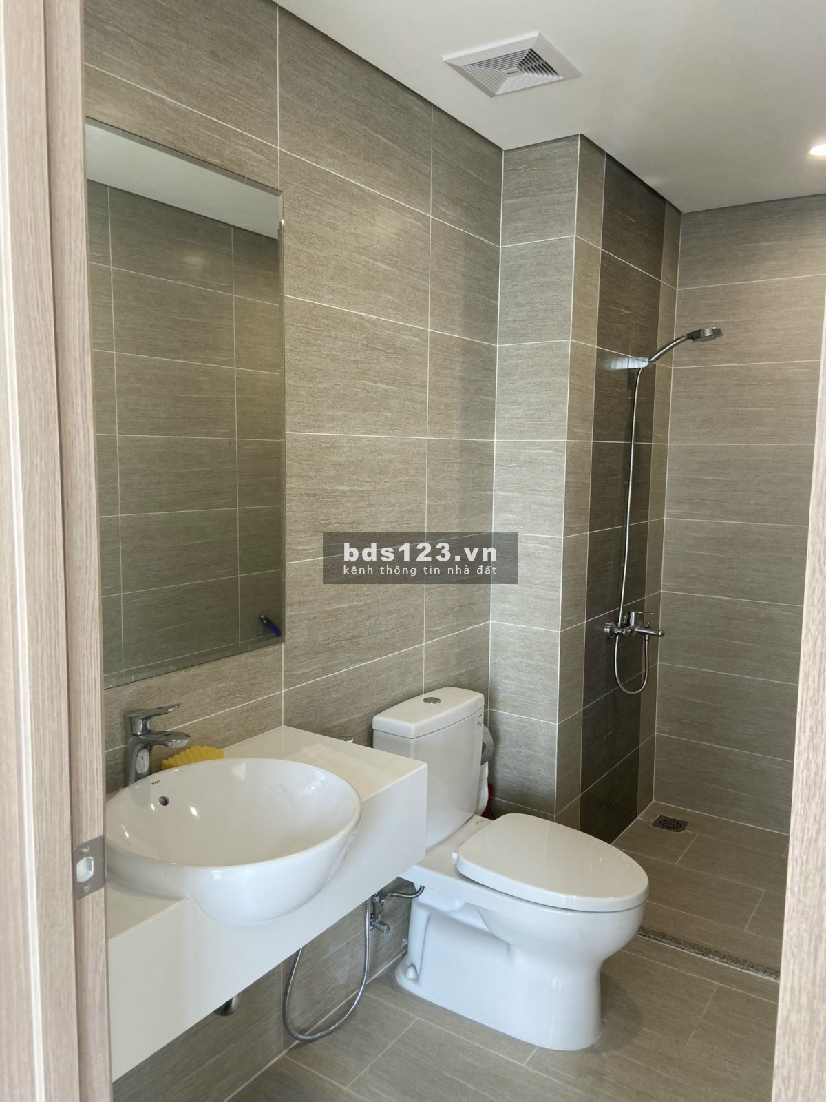 Cho thuê căn 2PN+ kệ bếp, rèm chỉ 6,5 triệu/tháng tại Vinhomes Quận 9