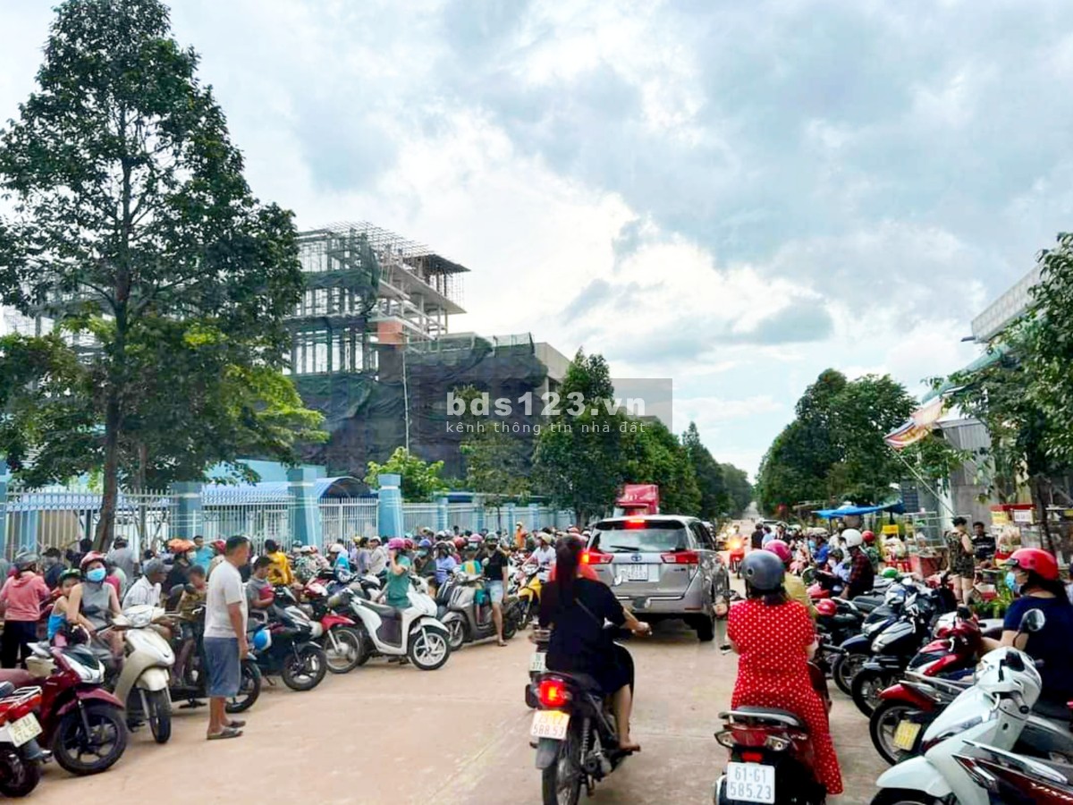 Tôi chủ trực tiếp bán 819M2. Đường nhựa. Giá 950 triệu. Ngay TT Bình Dương.