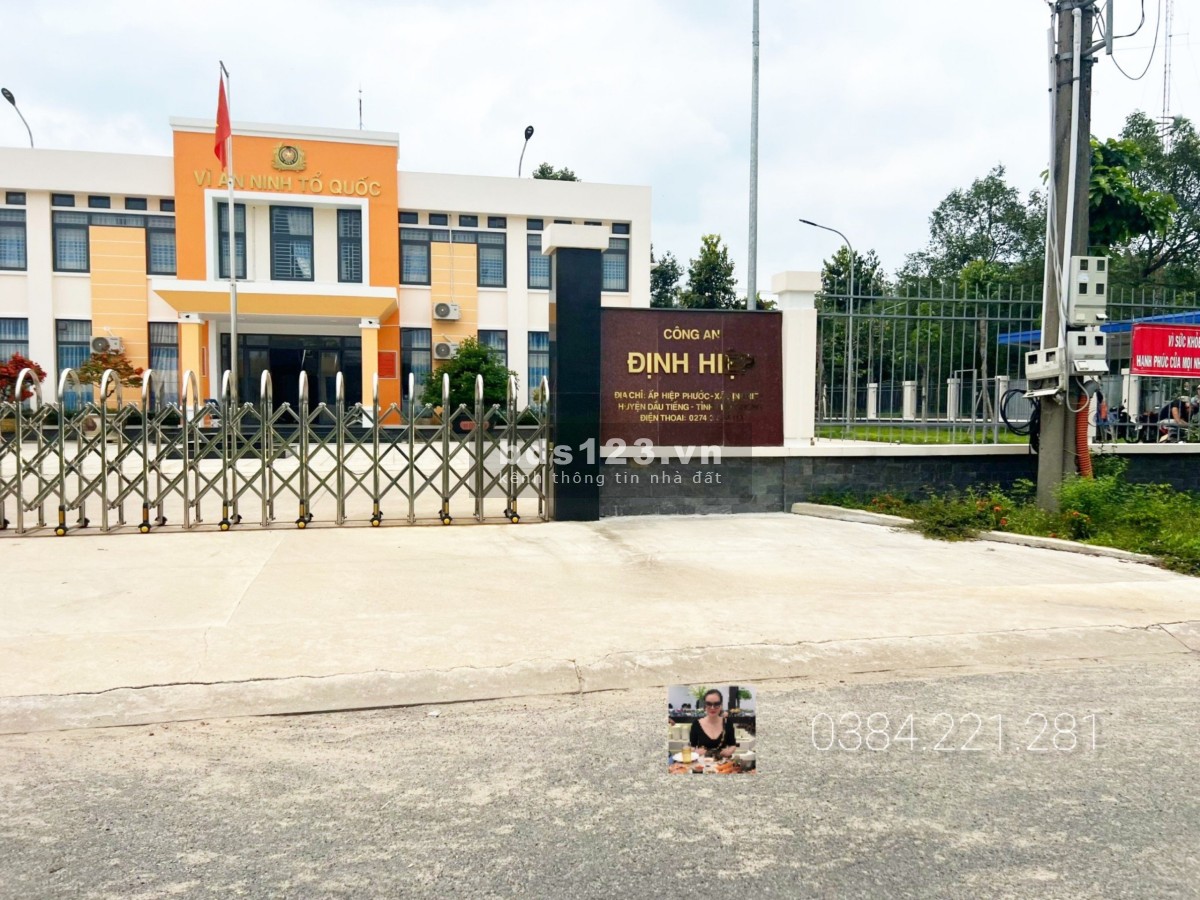 Nợ ngân hàng sang gấp diện tích 733m2, nằm trên đường lớn, thông chợ, đối diện trường học.