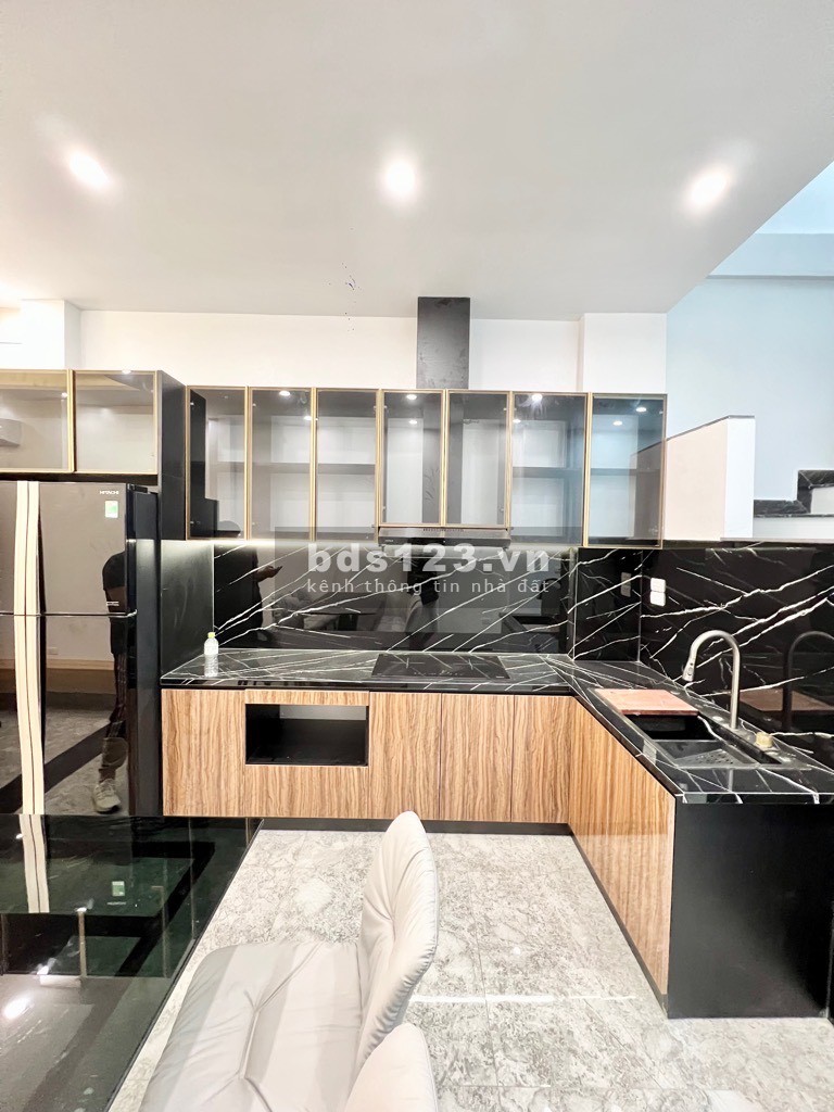 Bán nhà đẹp phố Minh Khai, nhà mới xây, diện tích 43m