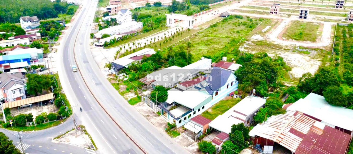 Bán gấp đất nền mặt tiền ĐT 742, đối diện cổng KCN Tân Bình