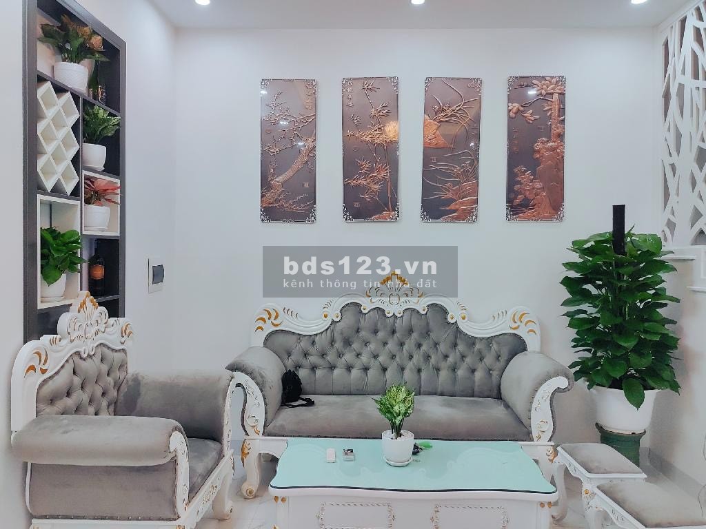 Cần bán nhà lô góc 4 tầng Minh Khai, 3 mặt thoáng, diện tích 40M.