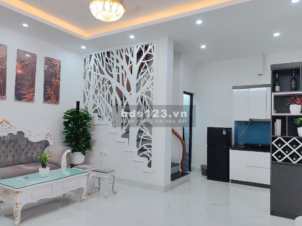 Cần bán nhà lô góc 4 tầng Minh Khai, 3 mặt thoáng, diện tích 40M.