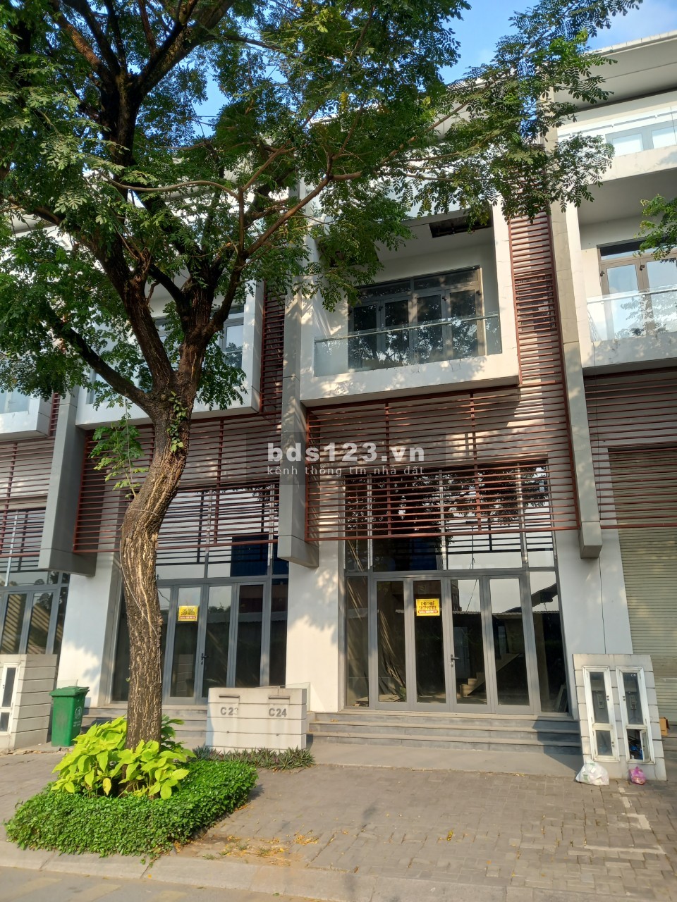 Cho thuê nguyên căn shophouse đường 20m (Quận 2) DT5x20m 4lầu giá chỉ 15tr/tháng LH 09013222286