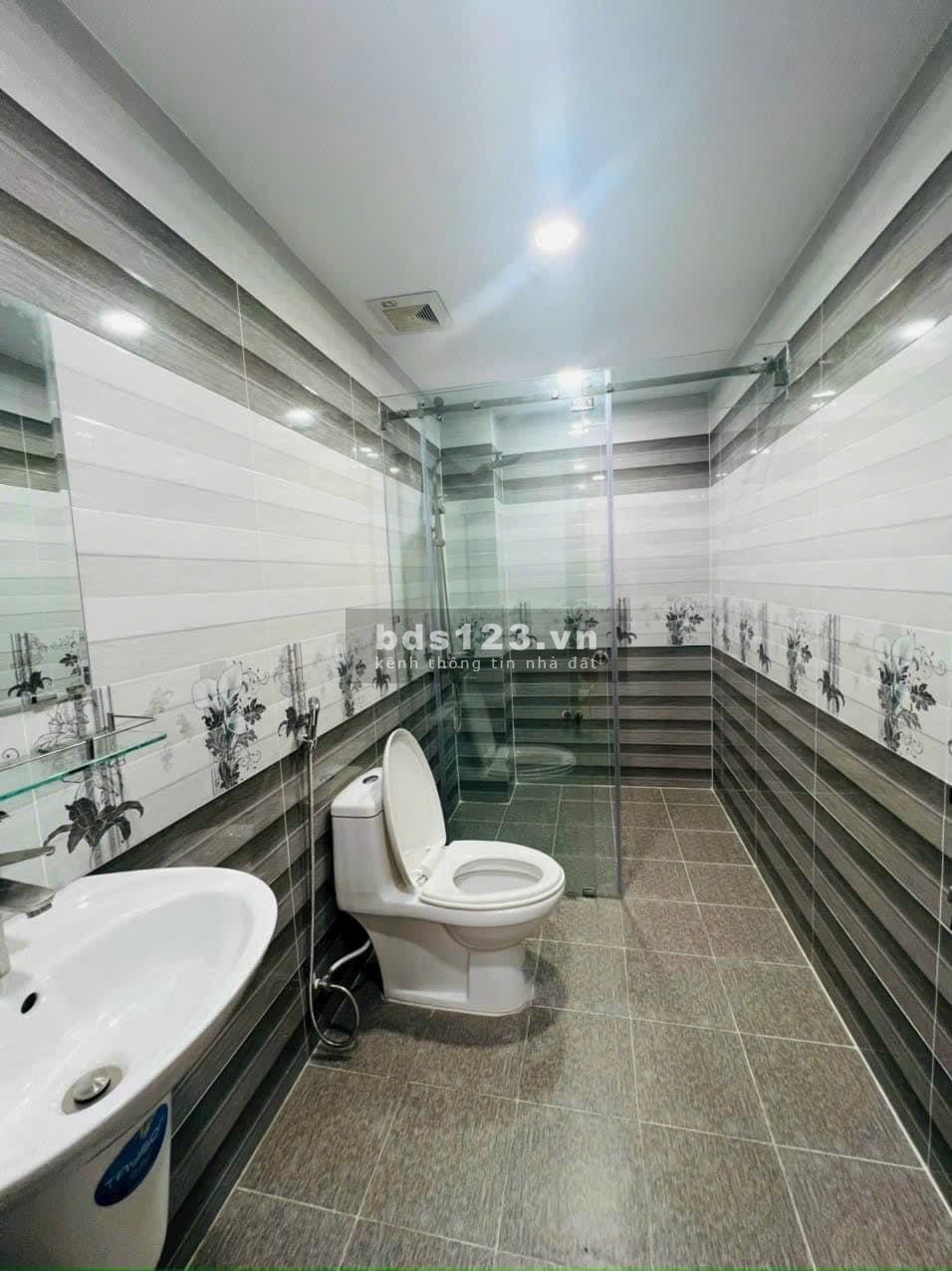 Căn này giá tốt nhất đường Võ Văn Ngân - Vincom Thủ Đức- 3 Tầng - Sân đậu 2 ôtô -DT 126m2 - Chỉ 7 ty