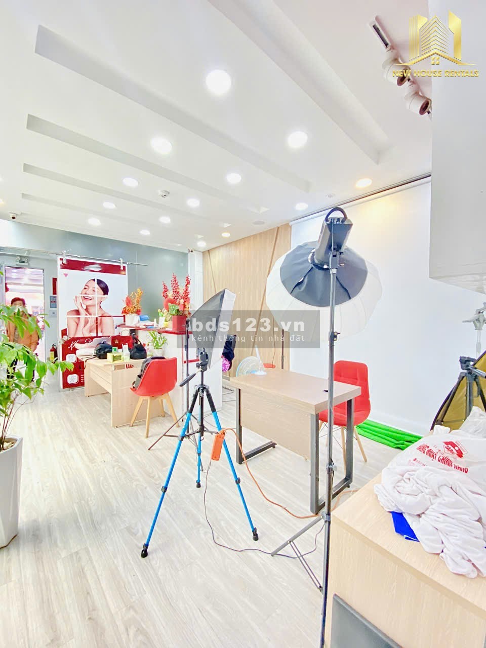 Cho thuê góc 2 mặt tiền quận Tân Bình Đường Lớn, chỉ 70tr. Có đầy đủ PCCC, dài 20m, spa làm đẹp