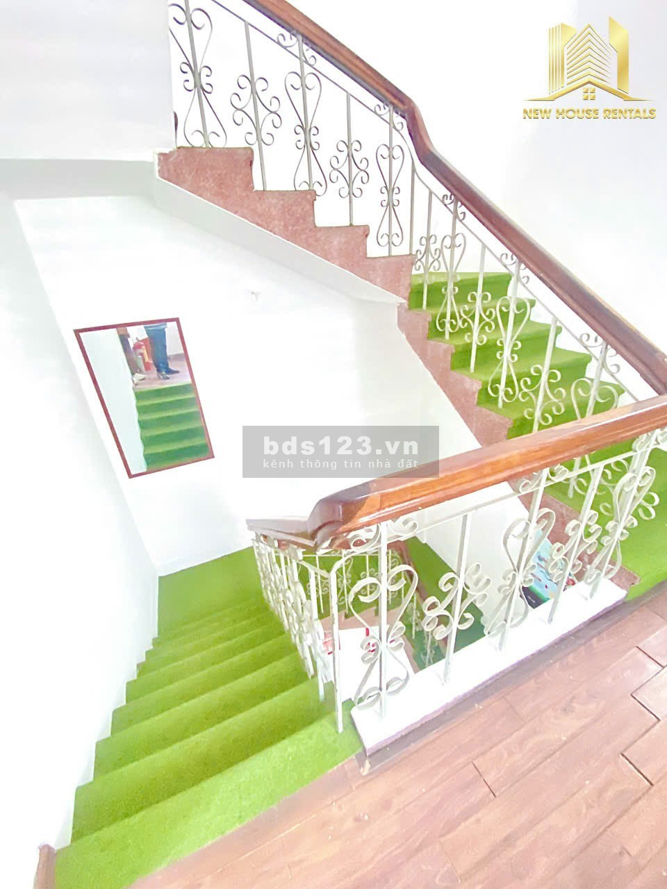 Cho thuê góc 2 mặt tiền quận Tân Bình Đường Lớn, chỉ 70tr. Có đầy đủ PCCC, dài 20m, spa làm đẹp