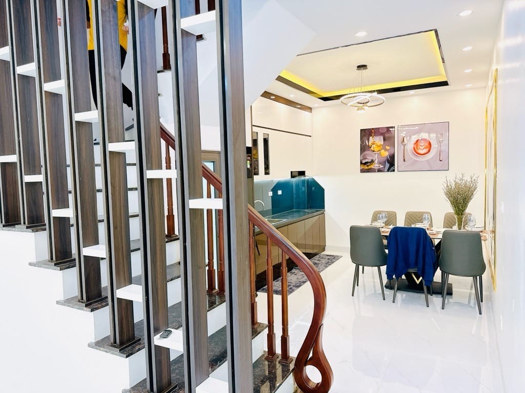 Bán nhà phân lô Tam Trinh, vỉa hè ô tô tránh, kinh doanh sầm uất, đầy đủ nội thất.