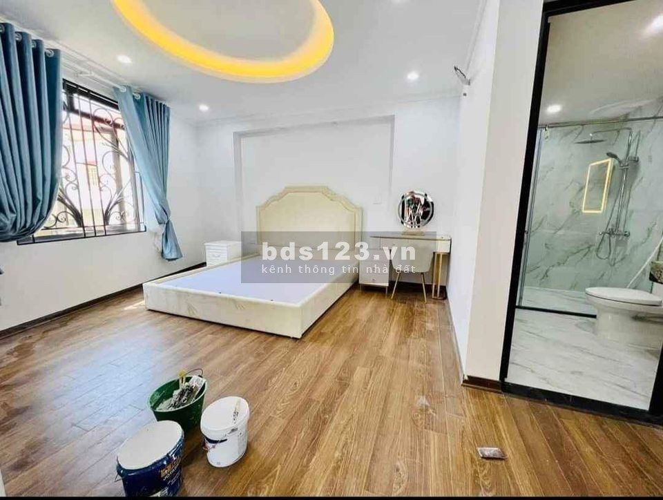 Chỉ hơn 5 tỷ - 42M2 Nhà phố Trạm - Long Biên - Lô góc xây mới - Ô tô vào nhà