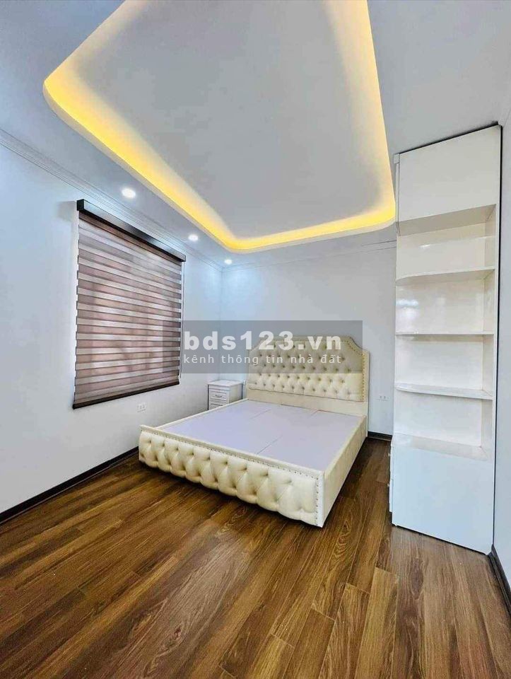 Chỉ hơn 5 tỷ - 42M2 Nhà phố Trạm - Long Biên - Lô góc xây mới - Ô tô vào nhà