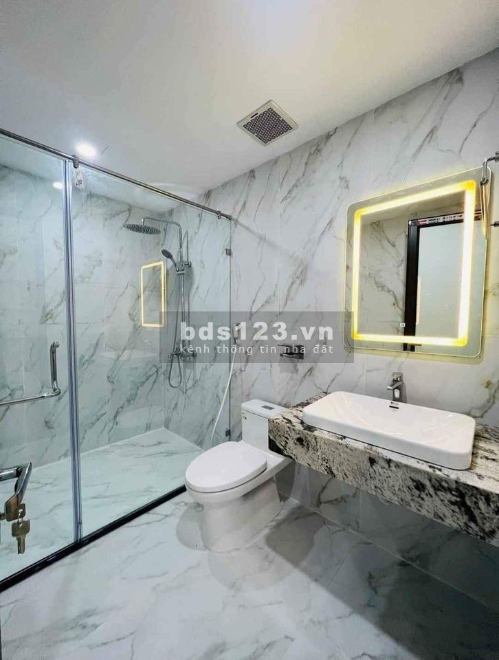 Chỉ hơn 5 tỷ - 42M2 Nhà phố Trạm - Long Biên - Lô góc xây mới - Ô tô vào nhà