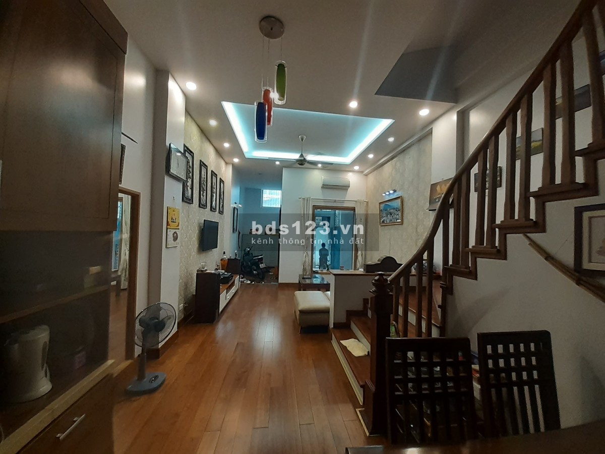 Ngọc Thụy, lô góc, 3 thoáng, nhà mới, kính koong, hàng xóm đại gia, giá 3.95 tỷ.