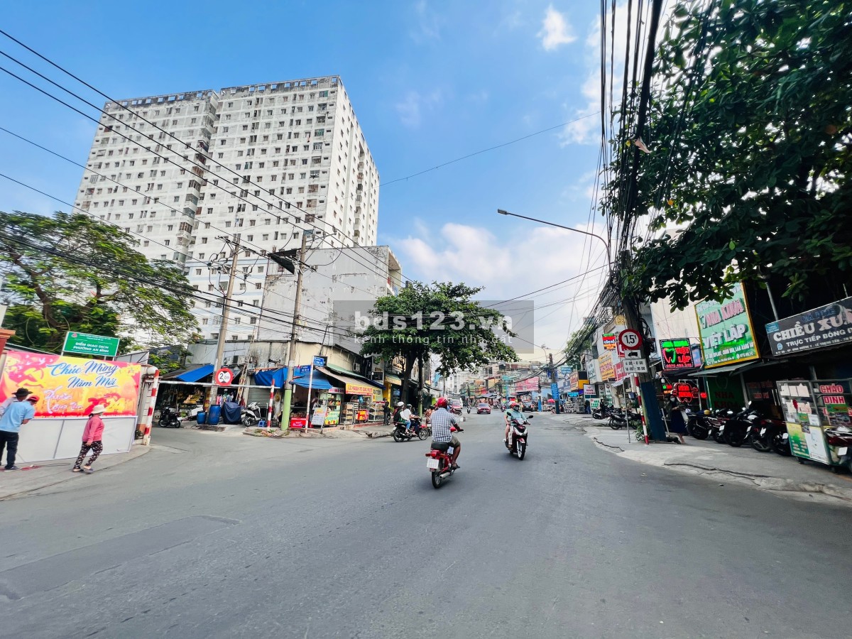 Hàng Ngộp. Bán Nhà 2 Mặt tiền có Kiot và Phòng cho thuê- Ngay Chợ Việt Lập- Gần Phạm Văn Đồng