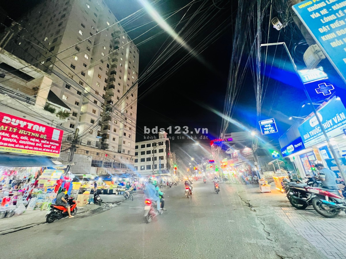 Hàng Ngộp. Bán Nhà 2 Mặt tiền có Kiot và Phòng cho thuê- Ngay Chợ Việt Lập- Gần Phạm Văn Đồng