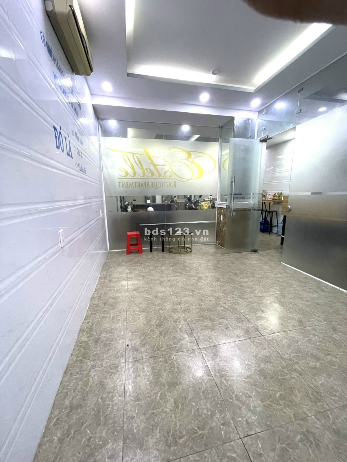 Mặt Bằng Mặt Tiền Quận 1, 12 triệu, 45m2, Đẹp và đẹp,- Có sảnh, lễ tân, sofa, Hỗ Trợ nhiều thứ