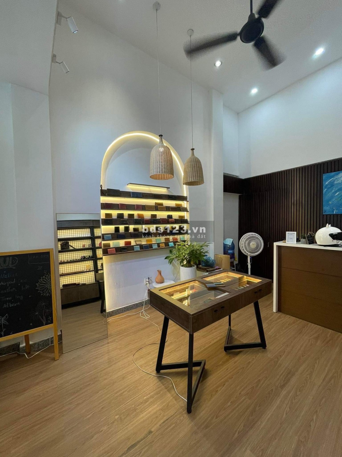 Cho thuê mặt bằng mặt tiền đường xe ô tô quận 1 chỉ 12 triệu đã có nội thất cơ bản decor sẵn