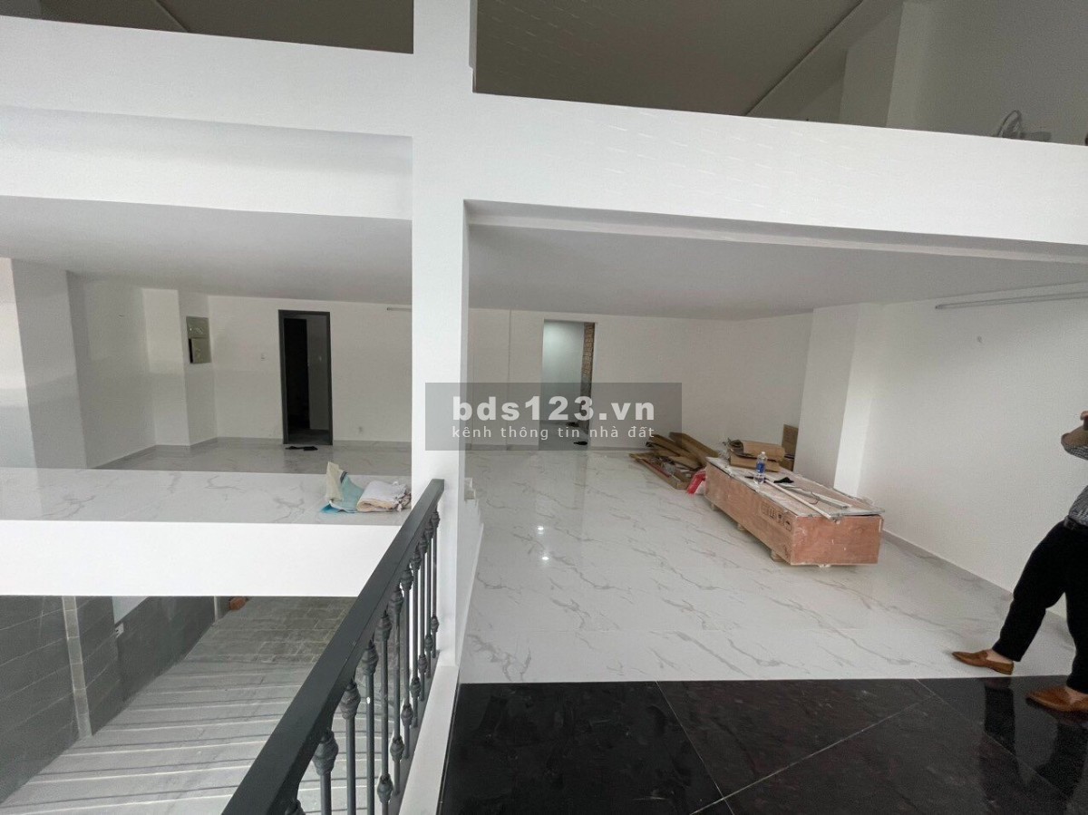 Cho thuê mặt bằng mặt tiền đường Hoa, khu Phan Xích Long : 7,8 X 12 gồm 2 tầng 200m2 sàn chỉ 23tr