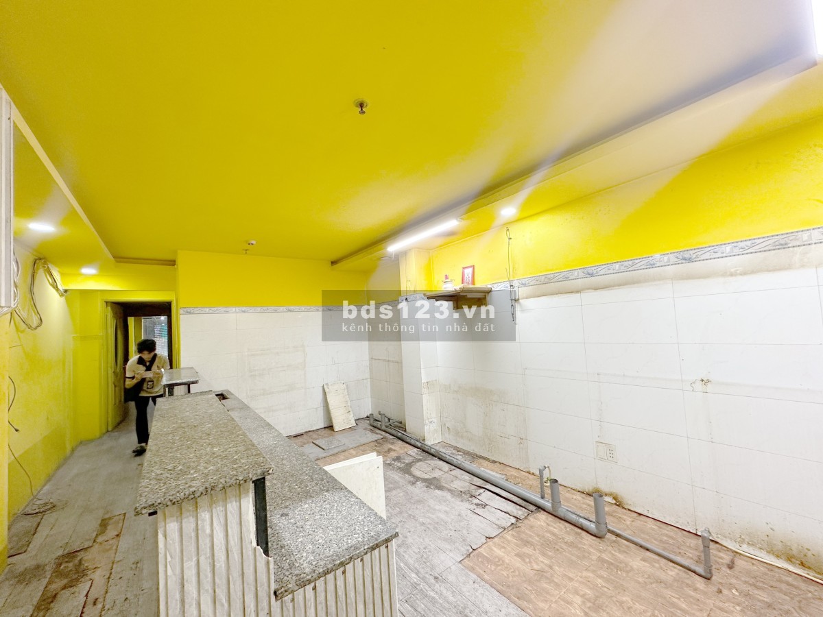 CHO THUÊ MẶT BẰNG MẶT TIỀN ĐƯỜG LỚN QUẬN 54 x 20 , 1MB , 2WC , Hầm , Vỉa hè 10m , 2 Phòng chỉ 20tr