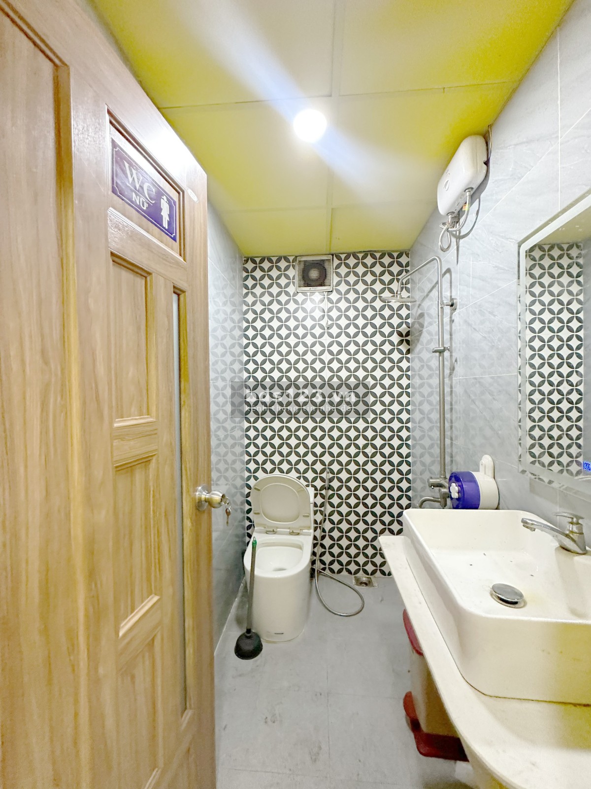 CHO THUÊ MẶT BẰNG MẶT TIỀN ĐƯỜG LỚN QUẬN 54 x 20 , 1MB , 2WC , Hầm , Vỉa hè 10m , 2 Phòng chỉ 20tr