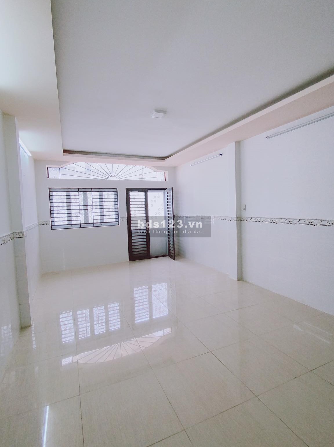 Nhà ô tô đỗ cửa Âu Cơ, cạnh Đại Học Văn Hiến, 3.7 tỷ