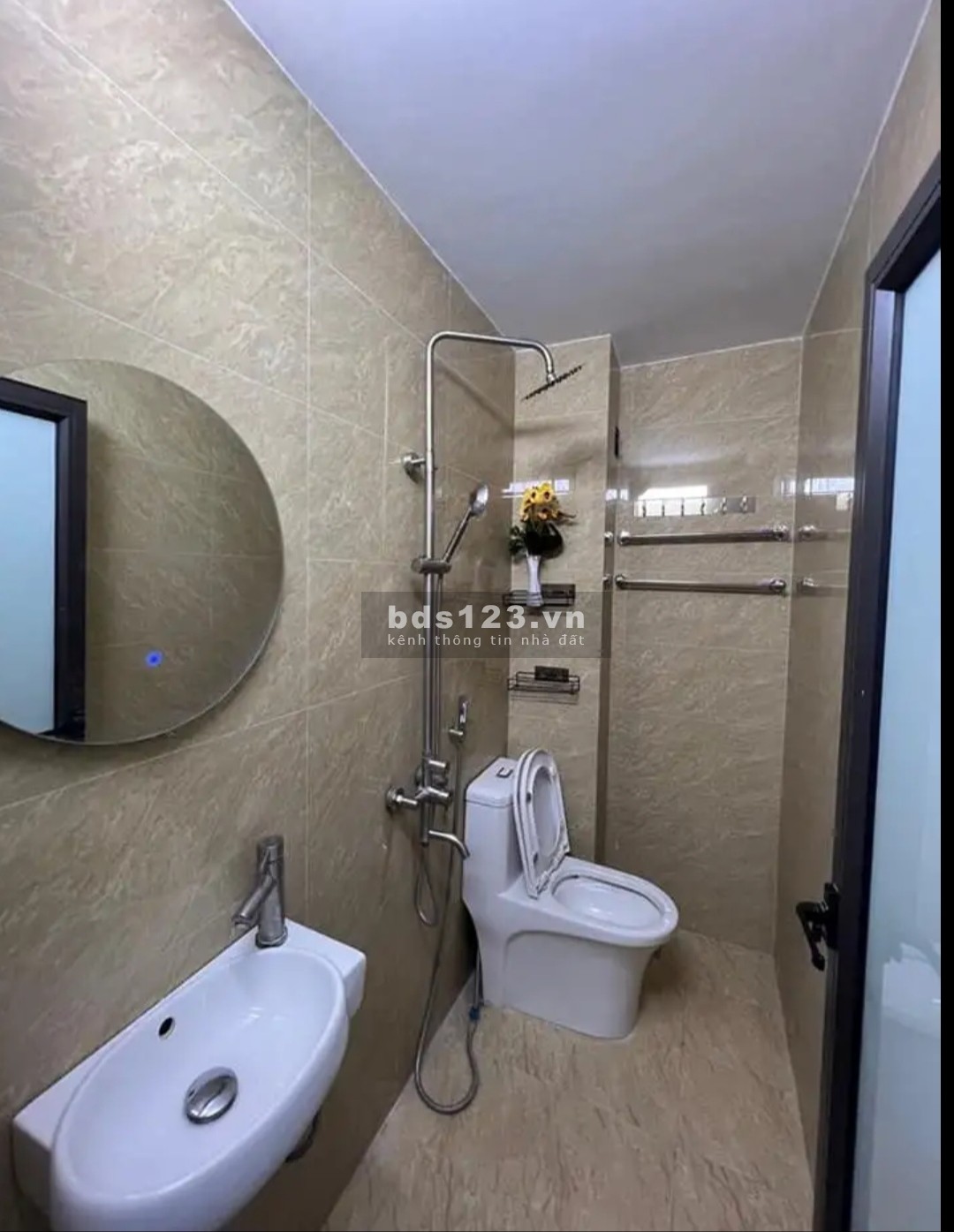 Bán nhà đẹp tại Hoàng Mai, ôtô cách nhà 30m, nằm trong khu vực có nhiều tiện ích xung quanh.
