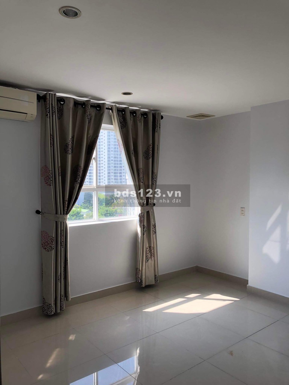 Cần Cho thuê gấp căn hộ Res 3 Quận 7, Dt : 75 m2, 2PN, Giá : 8 tr/th
