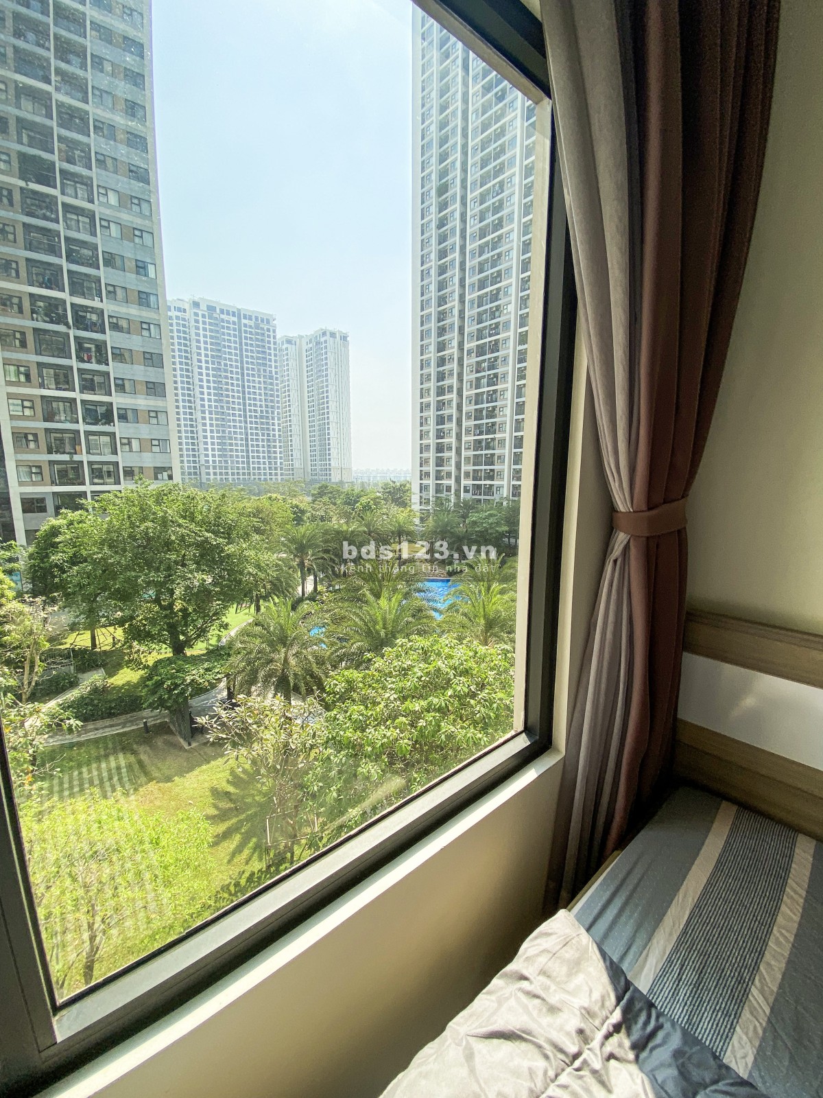 Cho thuê căn hộ 2PN Vinhomes Q9 view hồ bơi và công viên nội khu hướng Đông Nam (chính chủ)