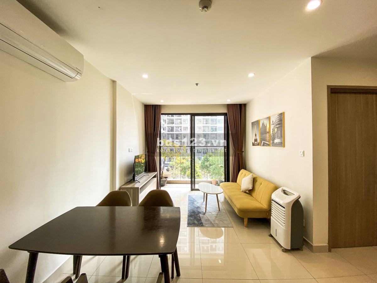 Cho thuê căn hộ 2PN Vinhomes Q9 view hồ bơi và công viên nội khu hướng Đông Nam (chính chủ)