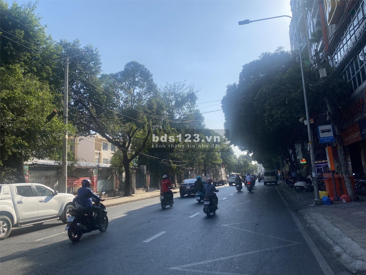 Bán nhà mặt tiền số 135 Xuân Hồng, phường 12, quận Tân Bình (4*18) 5 tầng