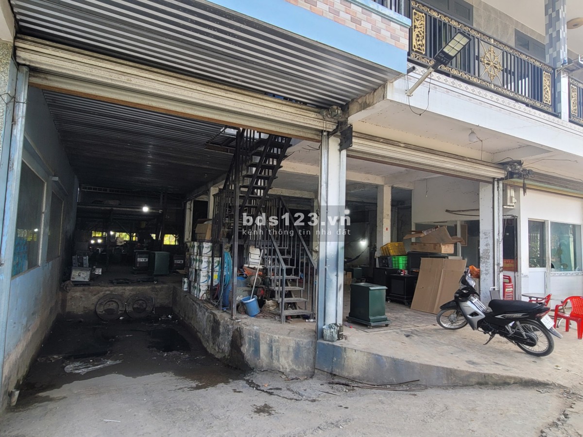 Bán kho xưởng và nhà 800m2 QL N2, Hoà Khánh Đông, Đức Hoà, Long An