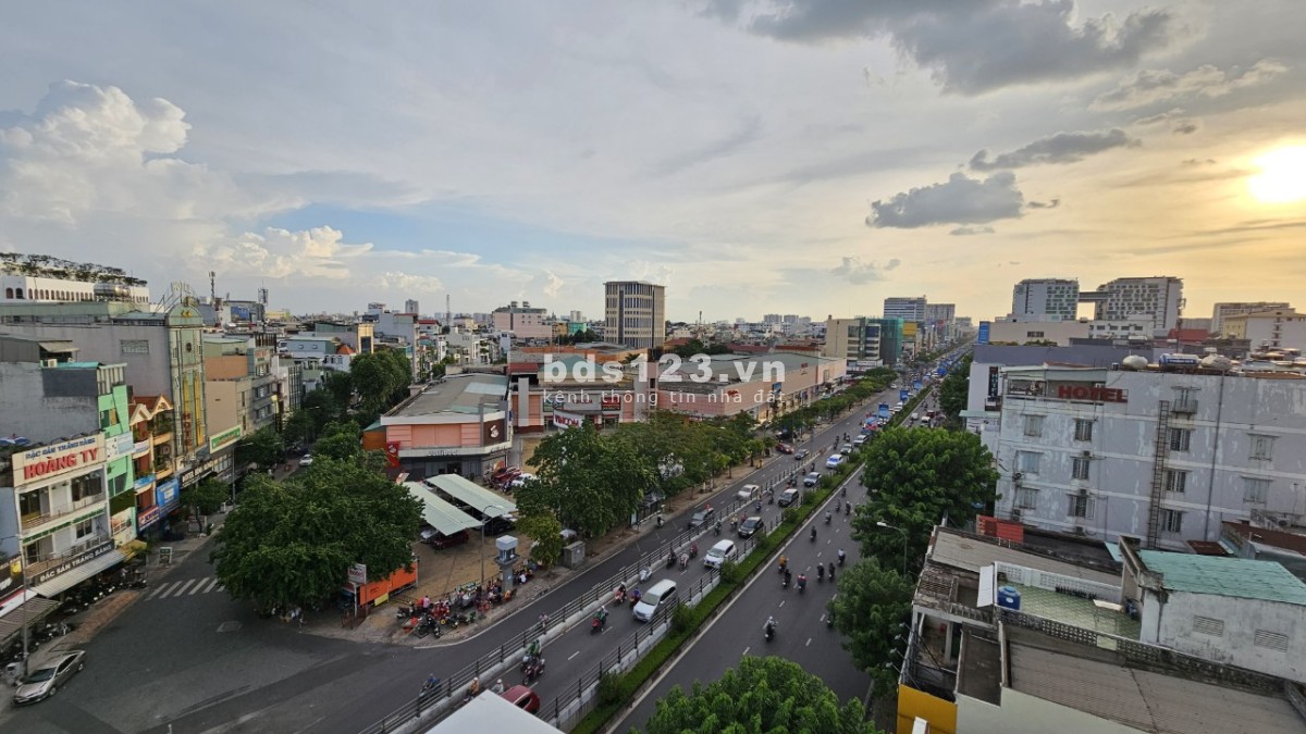 Tòa nhà văn phòng góc 2 MT mới 100%, 6 tầng, 150 triệu cho thuê nguyên tòa nhà vị trí trục Cộng Hòa