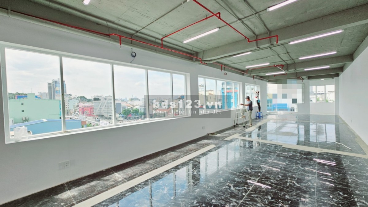 Tòa nhà văn phòng góc 2 MT mới 100%, 6 tầng, 150 triệu cho thuê nguyên tòa nhà vị trí trục Cộng Hòa
