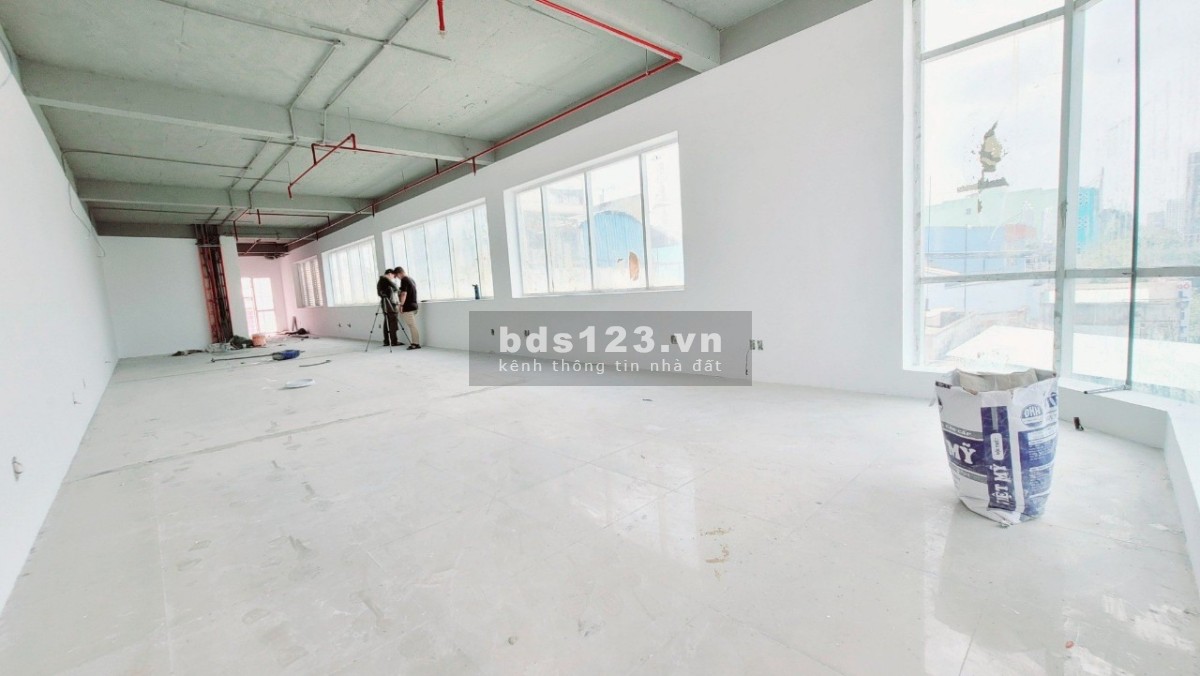 Tòa nhà văn phòng góc 2 MT mới 100%, 6 tầng, 150 triệu cho thuê nguyên tòa nhà vị trí trục Cộng Hòa