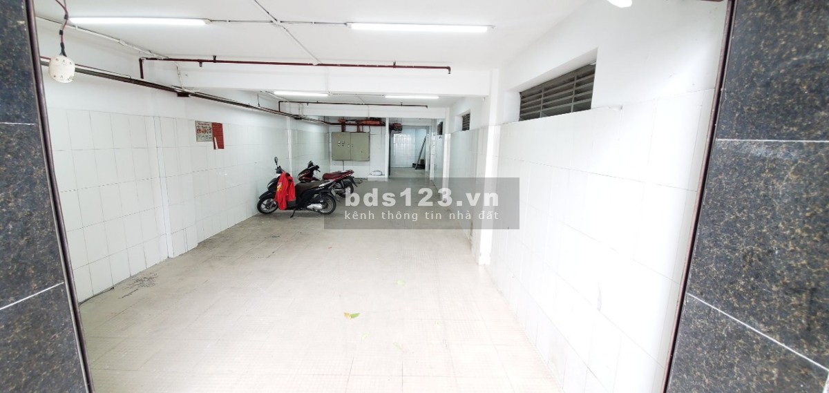 Tòa nhà văn phòng góc 2 MT mới 100%, 6 tầng, 150 triệu cho thuê nguyên tòa nhà vị trí trục Cộng Hòa