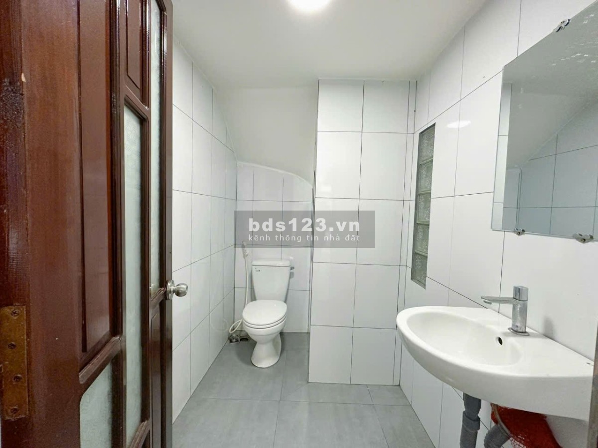 Cho thuê mặt bằng mặt tiền đường lớn xe tải đường Phan ĐÌnh Phùng, Tân Phú, chỉ 10tr mới tinh