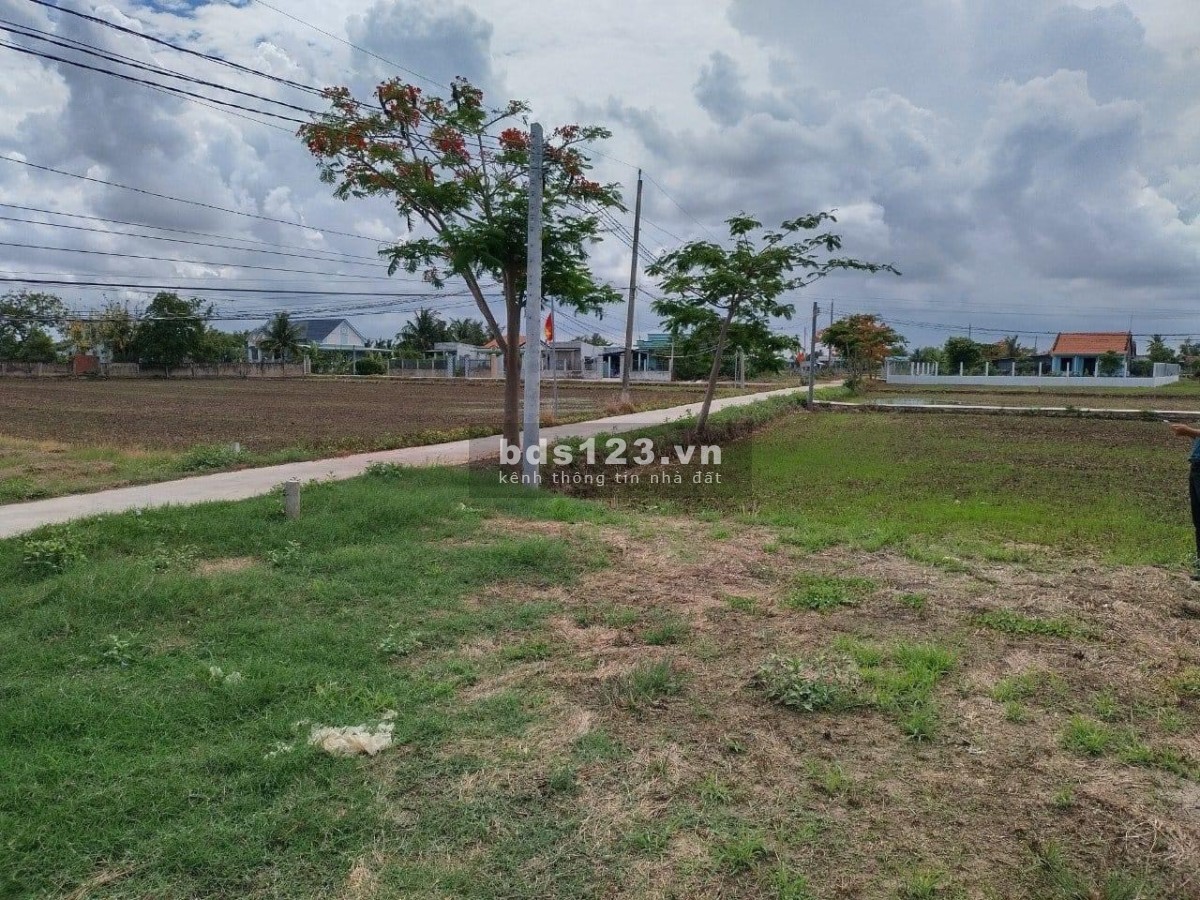 Bán đất, thổ cư lớn, đường 5M, cách trung tâm thị trấn 2km, quốc lộ 50 100M