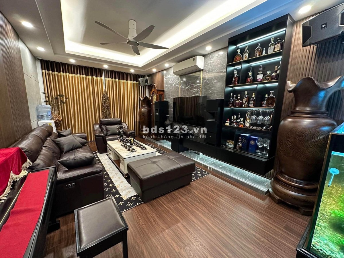 17.2 tỷ, mặt phố Giáp Bát – 72M2 – Nội thất xịn xò - Ngõ thông tứ phía - Gara Oto