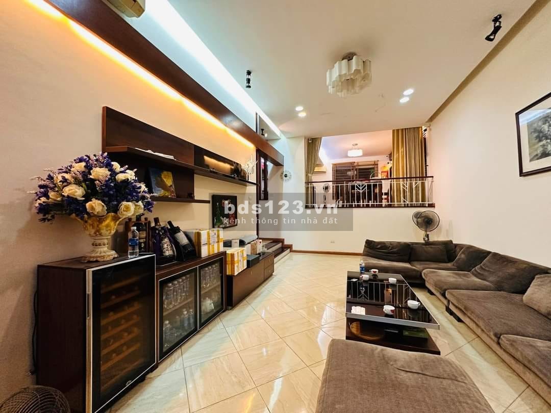 27.9 tỷ - 151m2, đường Giải Phóng, ô tô đỗ cửa, biệt thự sân vườn siêu đẹp