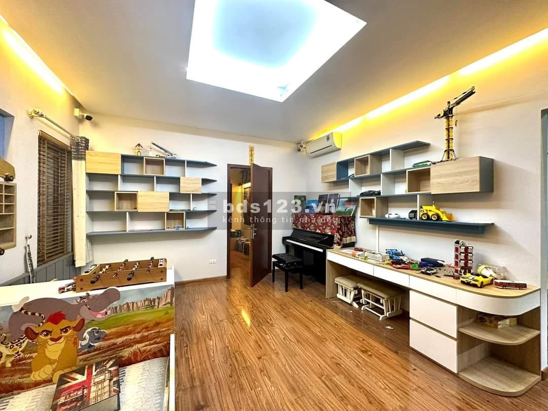 27.9 tỷ - 151m2, đường Giải Phóng, ô tô đỗ cửa, biệt thự sân vườn siêu đẹp