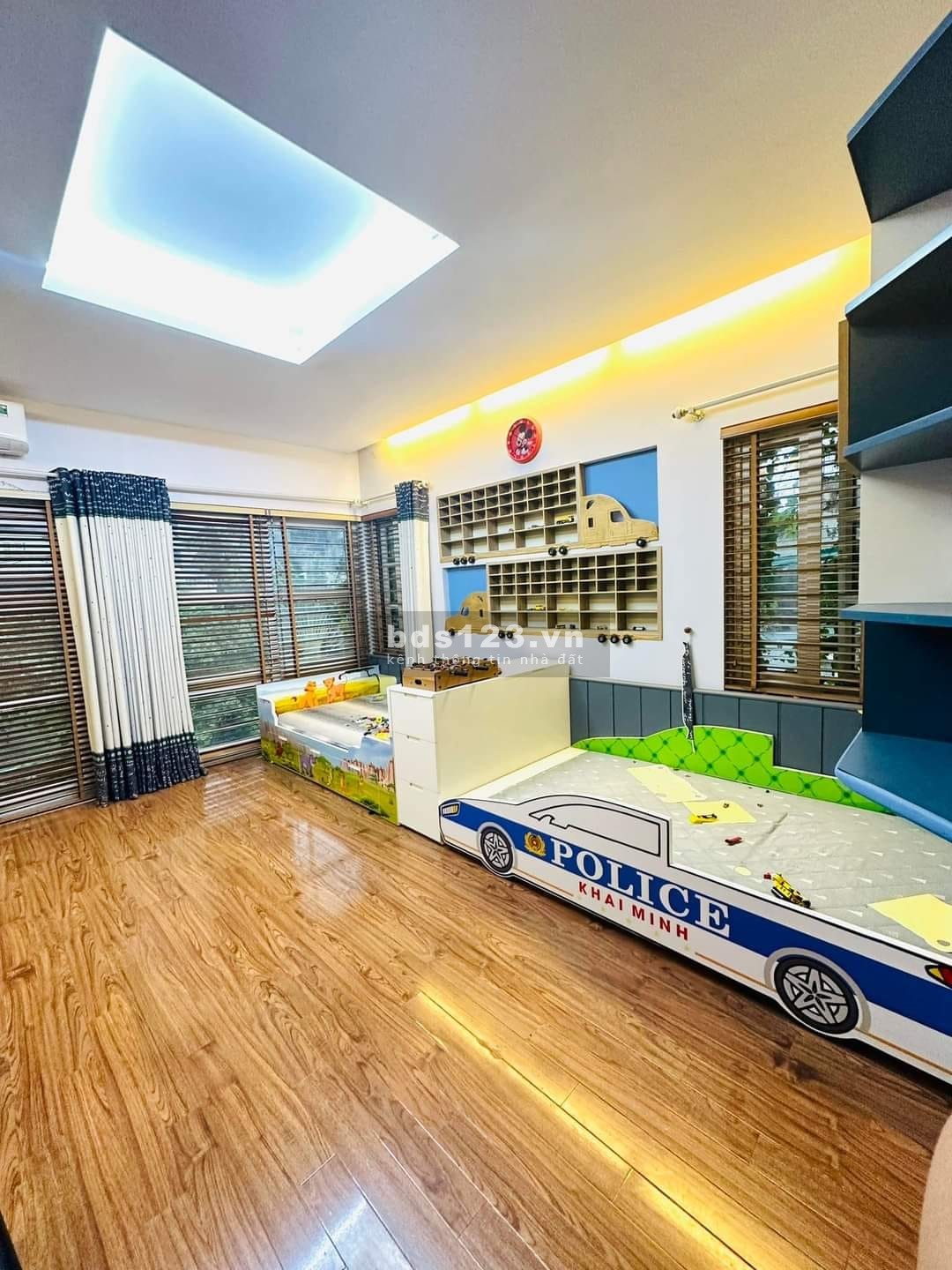 27.9 tỷ - 151m2, đường Giải Phóng, ô tô đỗ cửa, biệt thự sân vườn siêu đẹp