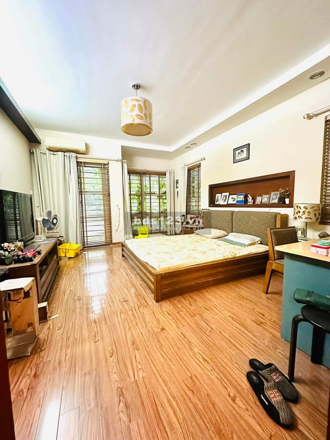 27.9 tỷ - 151m2, đường Giải Phóng, ô tô đỗ cửa, biệt thự sân vườn siêu đẹp